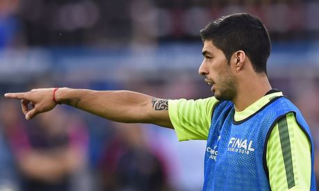 TAM. Luis Suarez gestikuluje na tréninku ped finále Ligy mistr, v nm jeho...