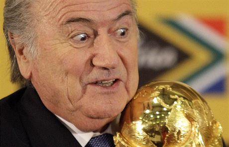 Sepp Blatter s trofejí pro vítze mistrovství svta.