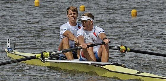 Dvojka bez Jakub Podrazil (vlevo), Luká Heleic vybojovala úast na olympiád v Riu.