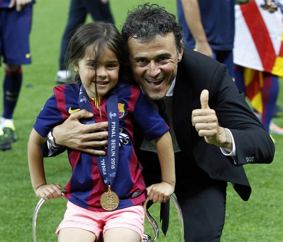 Trenér Barcelony Luis Enrique se o radost z triumfu v Lize mistr dlí se svojí...