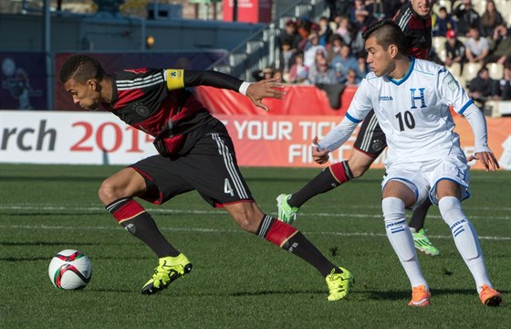 Kapitán nmeckých fotbalist do 20 let Kevin Akpoguma (vlevo) utíká  Josemu...