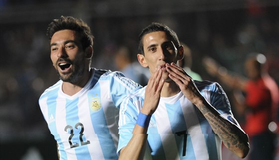 Ángel Di María (vpravo) a Ezequiel Lavezzi slaví branku v utkání s Bolíviií.