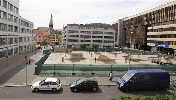 Více ne est let hyzdí ústecké centrum díra, kde u dávno ml stát kanceláský...