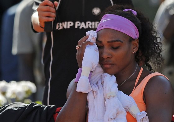 HORKO. Americká tenistka Serena Williamsová se chladí bhem semifinále Roland...