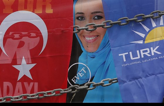 V Turecko zaal boj o sestavení funkní vlády, hrozí i pedasné volby