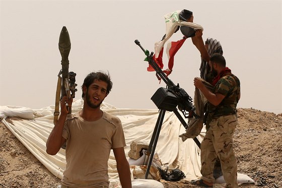 Bojovníci šíitské Badrovy brigády u Fallúdži (1. června 2015).