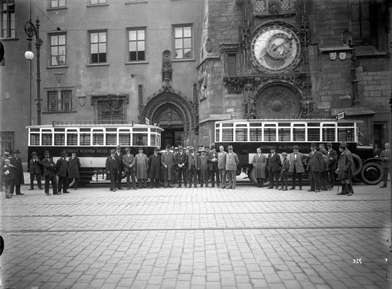 Slavnostní zahájení provozu první autobusové linky v Praze v ervnu 1925