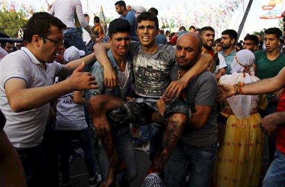 Po explozi na mítinku kurdské opoziní strany na jihovýchod Turecka zstali...