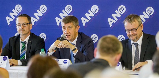 Šéf hnutí ANO a ministr financí Andrej Babiš (uprostřed)