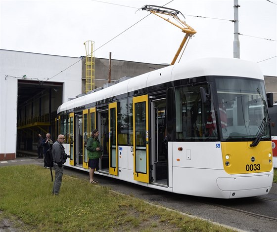 Tramvaj typu EVO1 byla slavnostn poktna v Hostivai. Stane se první...