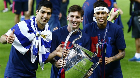 HVZDNÉ TRIO Luis Suárez (vlevo), Lionel Messi a Neymar pózují s pohárem pro...