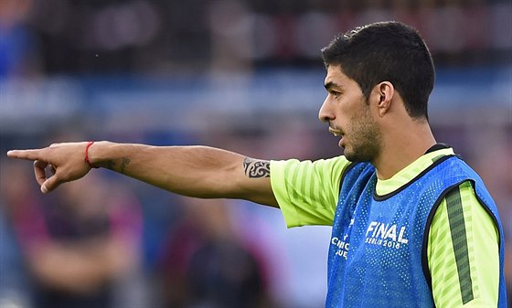 TAM. Luis Suarez gestikuluje na tréninku ped finále Ligy mistr, v nm jeho...