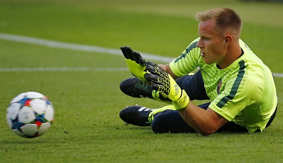 RYCHLE NA ZEM. Marc Andre ter Stegen pi tréninku fotbalist Barcelony.