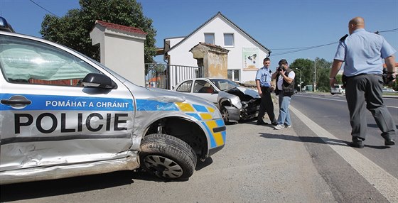 Policejní automobily blokovaly silnici v Kaznjov, aby zastavily...