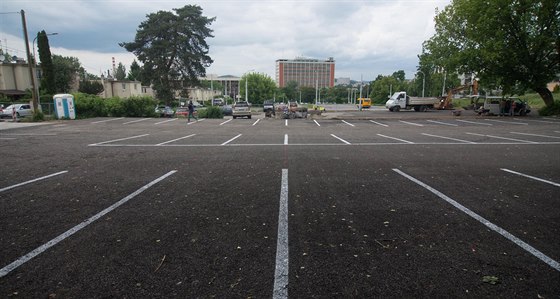 Povrch nového parkoviště tvoří asfaltový recyklát, což je asfalt zbroušený z...