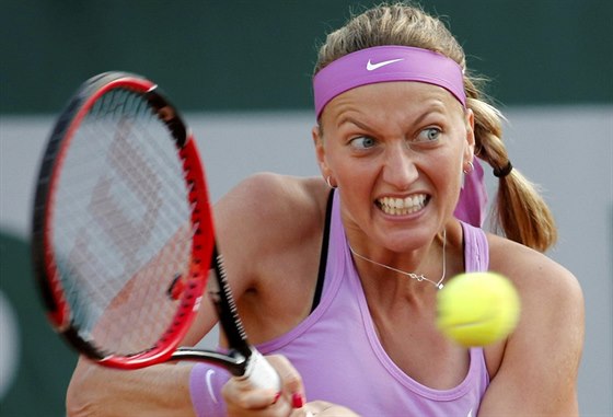 Petra Kvitová v osmifinálovém duelu Roland Garros s Timeou Bacsinszkou ze...