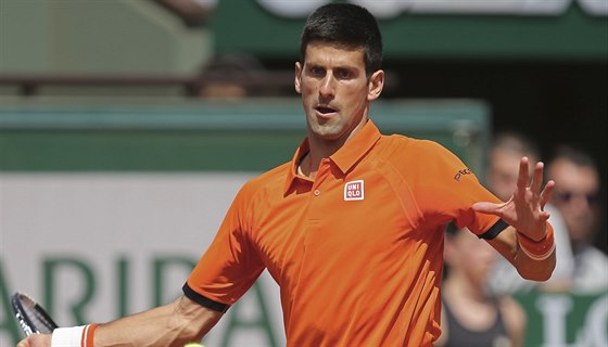 Srbský tenista Novak Djokovi ve tvrtfinálovém duelu s Rafaelem Nadalem ze...