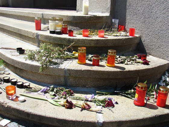 Lidé v Železném Brodě truchlí nad smrtí učitelky a bývalého studenta z místní...