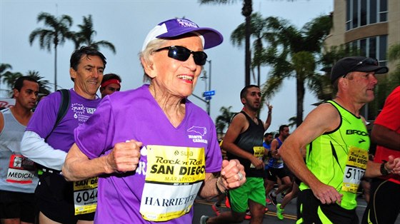 Harriette Thompsonová bhem maratonu v San Diegu