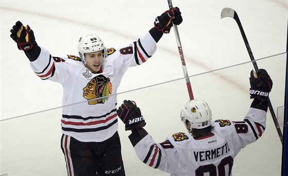 Antoine Vermette a Teuvo Teräväinen slaví gól Chicaga.