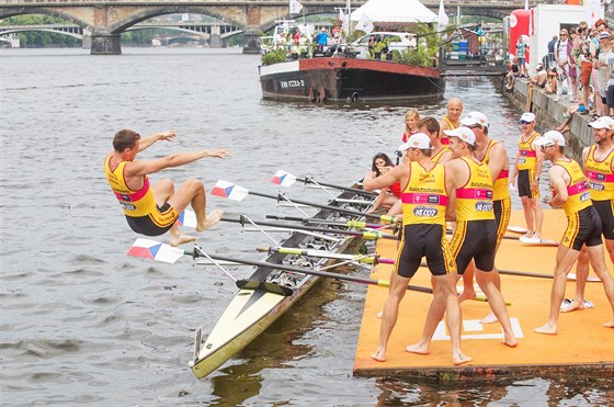 Posádka osmiveslice Dukly Praha slaví vítzství v Primátorkách 2015.