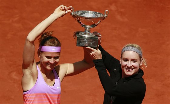 Lucie afáová (vlevo) a Bethanie Matteková-Sandsová s trofejí pro vítzky...