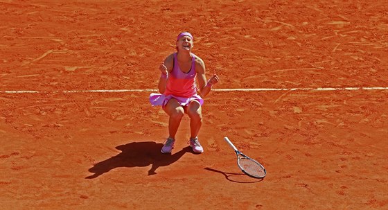 NADENÍ. Lucie afáová padá v závalu tstí na antuku, práv postoupila do...