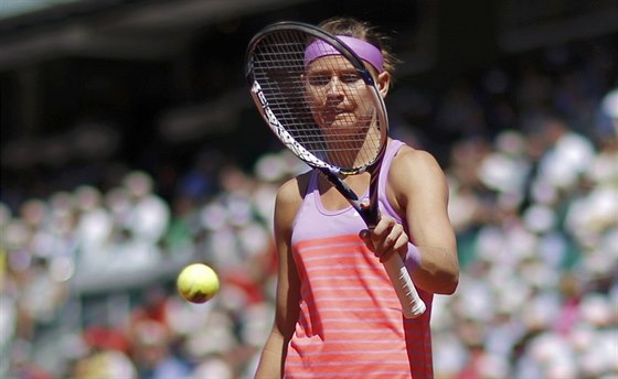 Lucie afáová se chystá na podání ve finále Roland Garros.