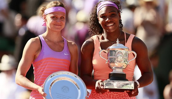 TY NEJLEPÍ ENY ROLAND GARROS 2015. Vpravo pózuje s trofejí pro vítzku Serena...