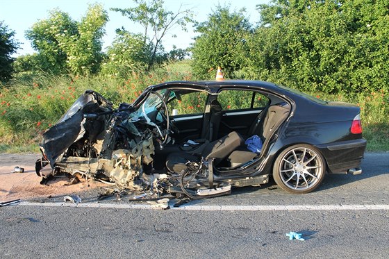 Dvaaticetiletého idie BMW museli z auta vystíhat hasii. Vrtulník ho s...