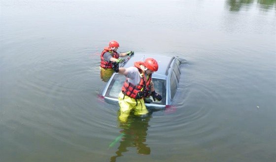 Hasii u akvic vytahovali auto z vodní nádre (8. 6. 2015).