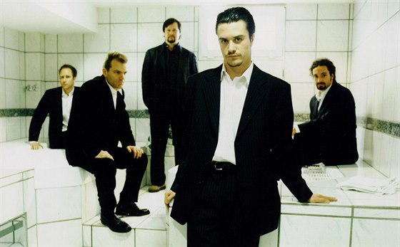 Faith No More na starím snímku. V popedí zpvák Mike Patton, baskytarista...