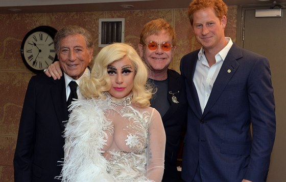 Tony Bennett, Lady Gaga, Elton John a princ Harry (Londýn, 8. ervna 2015)