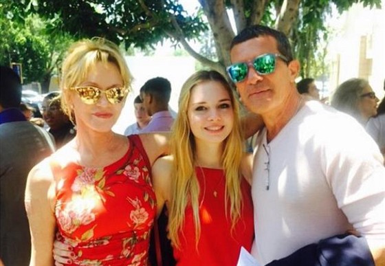 Melanie Griffithová, Antonio Banderas a jejich dcera Stella (8. června 2015)