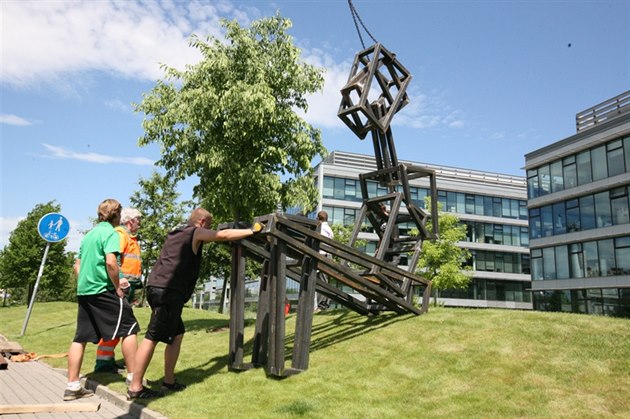 Instalace jedné ze soch Jakuba Flejšara na festival Sculpture line v Praze