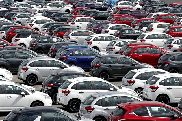 V EU se prodalo nejméně nových aut za poslední čtvrt století. Škoda dál ztrácí