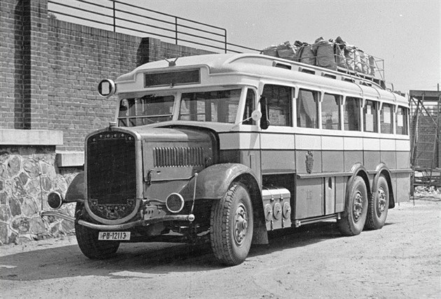 Autobus Praga TO s pohonem na dřevoplyn.