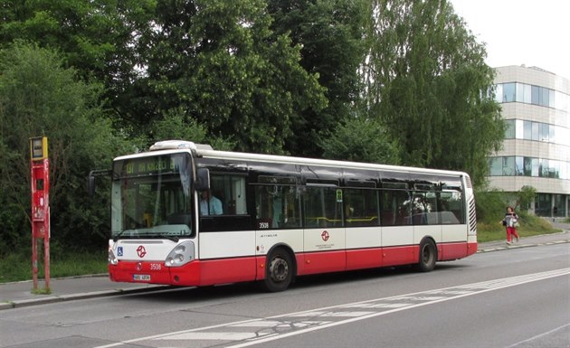 Autobus Iveco Citelis 3508 na lince 137 v zastávce Urbanova 9. července 2014.