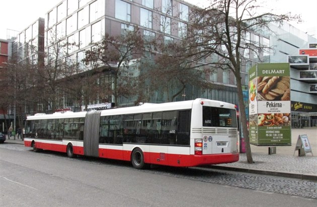 Autobus SOR NB 18 na zastávce Anděl ve Stroupežnického ulici.