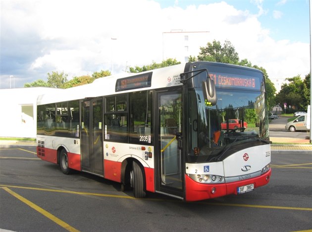 Autobus Solaris Urbino 8,9 LE č. 2035 na lince 151 na konečné Poliklinika...