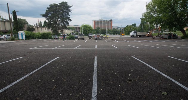 Povrch nového parkovit tvoí asfaltový recyklát, co je asfalt zbrouený z...