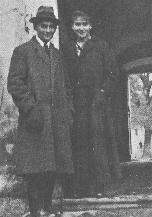 Franz Kafka se sestrou Ottlou ped domem . p. 15 v Siemi.
