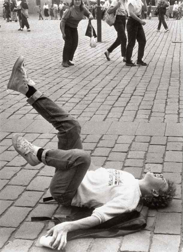 Jeden ze zranných krátce po výbuchu náloe u pomníku mistra Jana Husa na...