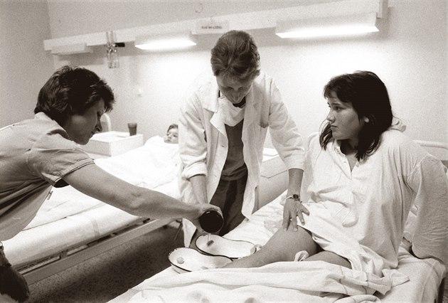 Jednou ze zranných pi výbuchu náloe u pomníku mistra Jana Husa na...