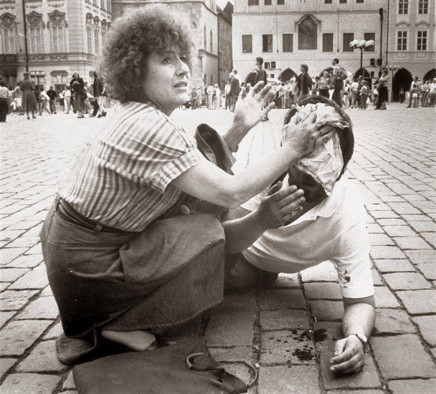 Výbuch v tsné blízkosti Husova pomníku si vyádal celkem osmnáct zranných, z...