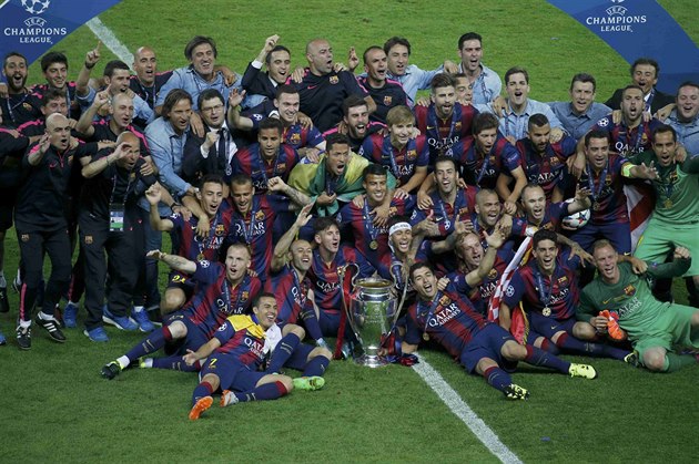 �AMPIONI S POHÁREM. Barcelona, vít�z Ligy mistr� ro�níku 2014/2015.