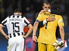 NEVADÍ..Gianluigiho Buffona po prohraném finále Ligy mistrů utěšuje Giorgio...
