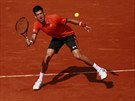 Novak Djokovi se soustedí na úder ve finále Roland Garros.