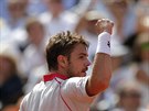 Vítzné gesto Stana Wawrinky v prbhu finále Roland Garros.