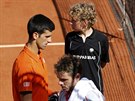 ZMNA STRAN. Stan Wawrinka a Novak Djokovi (vlevo) ve finále Roland Garros.